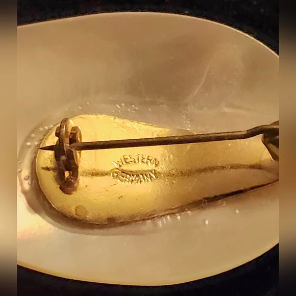 Vintage Western Germany Mother of Pearl Leaf Brooch - Picture 7 of 7